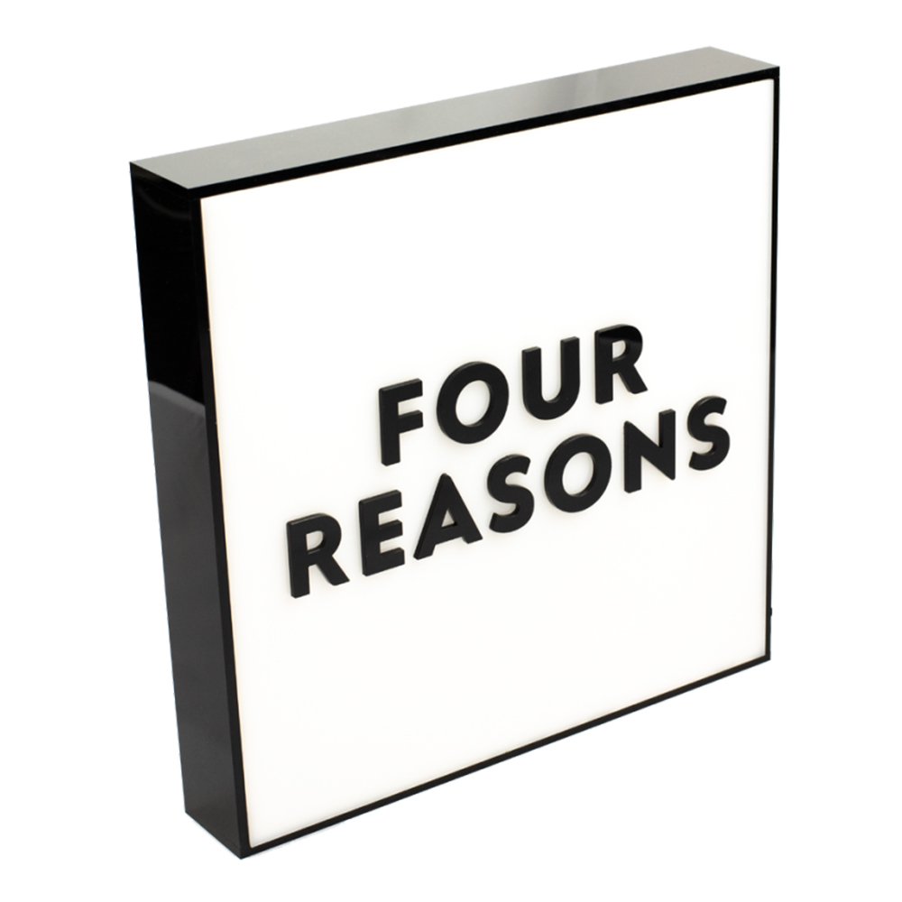 Four Reasons logo zīme ar apgaismojumu